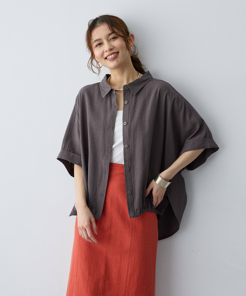 anyfee(エニフィー)の「【anyfee/大きいサイズ】裾ゴム入りイレヘムシャツブルゾン(シャツ/ブラウス・レディース・ベージュ/レンガ/チャコール・LL/4L/5L/3L)」の1枚目の写真