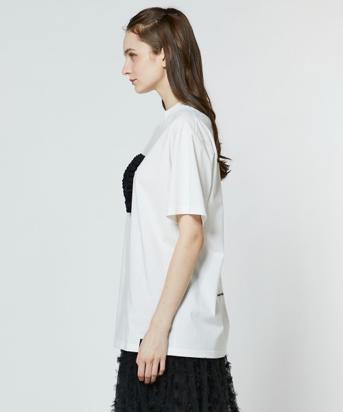 DOUBLE STANDARD CLOTHING（ダブルスタンダードクロージング）の「ハートフリル刺繍コットンTシャツ（WEB限定)（Tシャツ/カットソー・レディース・オフホワイト/ブラック・FREE）」の3枚目の写真