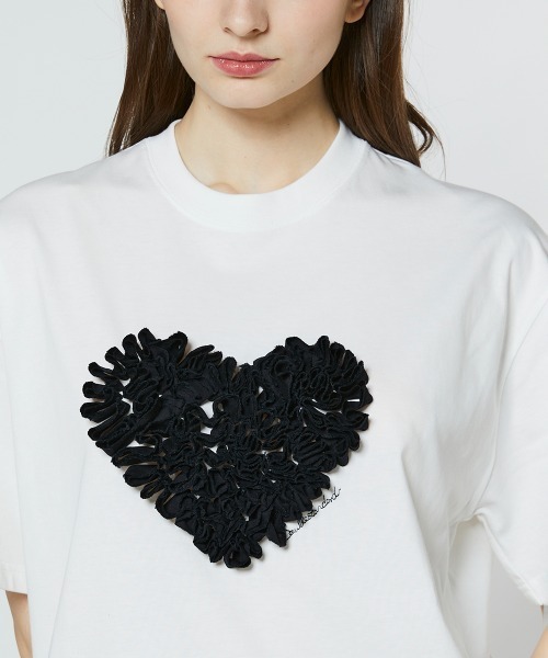 DOUBLE STANDARD CLOTHING（ダブルスタンダードクロージング）の「ハートフリル刺繍コットンTシャツ（WEB限定)（Tシャツ/カットソー・レディース・オフホワイト/ブラック・FREE）」の5枚目の写真