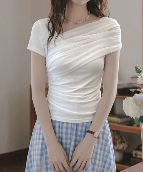 2ly2(トゥーリートゥー)の「アシンメトリー ドレープデザイン 半袖カットソー ワンショルダー風トップス(Tシャツ/カットソー・レディース・ホワイト・FREE)」の2枚目の写真