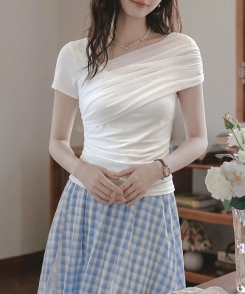 2ly2(トゥーリートゥー)の「アシンメトリー ドレープデザイン 半袖カットソー ワンショルダー風トップス(Tシャツ/カットソー・レディース・ホワイト・FREE)」の3枚目の写真