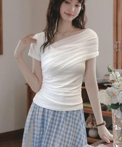 2ly2(トゥーリートゥー)の「アシンメトリー ドレープデザイン 半袖カットソー ワンショルダー風トップス(Tシャツ/カットソー・レディース・ホワイト・FREE)」の4枚目の写真