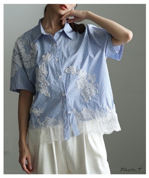 Sawa a la mode(サワアラモード)の「花モチーフレースアシンメトリーブラウス(シャツ/ブラウス・レディース・ブルー/ブラック・FREE)」の3枚目の写真