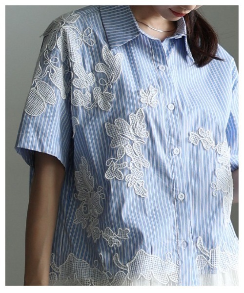 Sawa a la mode(サワアラモード)の「花モチーフレースアシンメトリーブラウス(シャツ/ブラウス・レディース・ブルー/ブラック・FREE)」の9枚目の写真