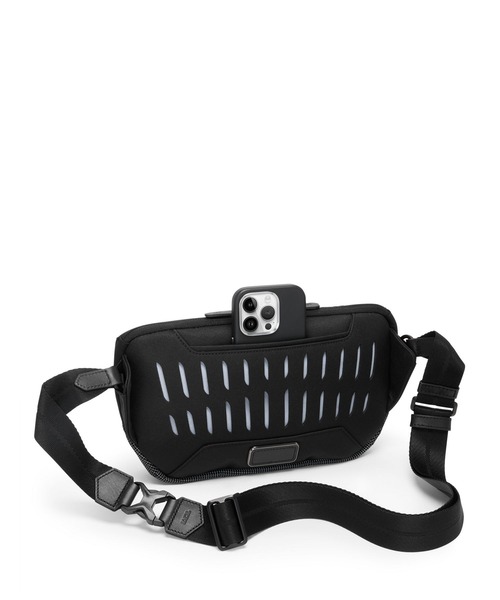 TUMI(トゥミ)の「TUMI AXIS ミディアム・スリング(ボディバッグ/ウエストポーチ・メンズ・ブラック系その他・FREE)」の7枚目の写真