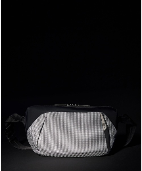 TUMI(トゥミ)の「TUMI AXIS ミディアム・スリング(ボディバッグ/ウエストポーチ・メンズ・ブラック系その他・FREE)」の9枚目の写真