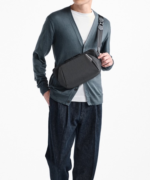 TUMI(トゥミ)の「TUMI AXIS ミディアム・スリング(ボディバッグ/ウエストポーチ・メンズ・ブラック系その他・FREE)」の2枚目の写真