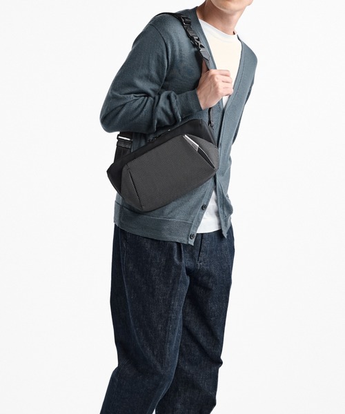 TUMI(トゥミ)の「TUMI AXIS ミディアム・スリング(ボディバッグ/ウエストポーチ・メンズ・ブラック系その他・FREE)」の4枚目の写真