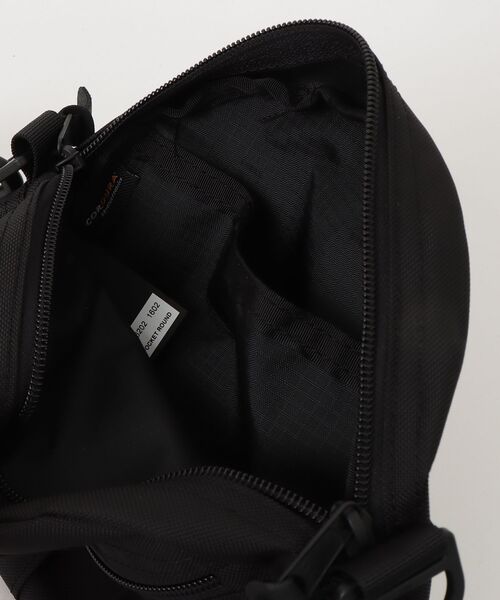 GREGORY(グレゴリー)の「クイックポケットラウンド QUICK POCKET ROUND コーデュラバリスティックブラックライト(ショルダーバッグ・メンズ・ブラック・-)」の4枚目の写真