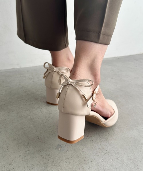 MYMOOD.(マイムード)の「バックリボンストラップ付ヒール(パンプス・レディース・アイボリー/ブラック・23.5cm/24.5cm)」の11枚目の写真