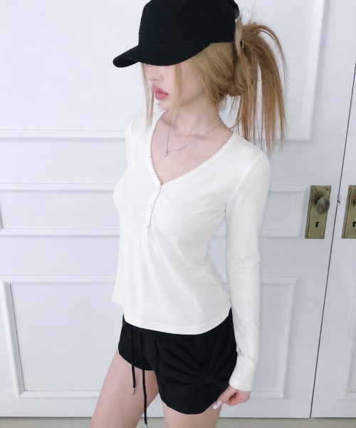 ViViDAY(ビビデー)の「Vネック長袖カットソー(Tシャツ/カットソー・レディース・ブラック/ライトグレー/ホワイト・M)」の2枚目の写真