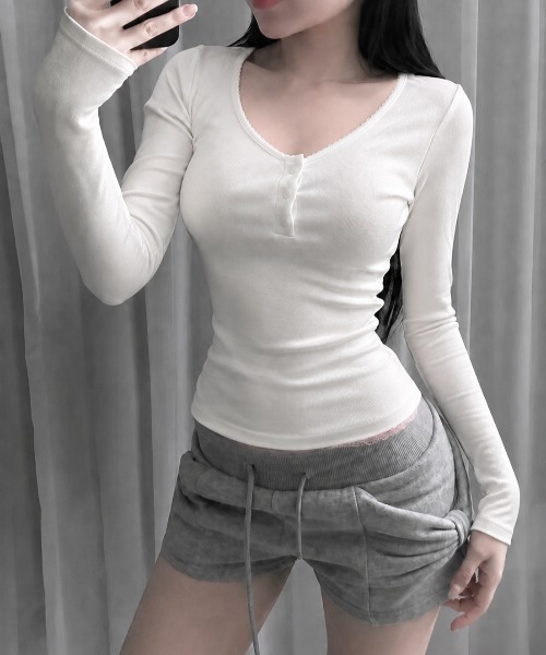 ViViDAY(ビビデー)の「Vネック長袖カットソー(Tシャツ/カットソー・レディース・ブラック/ライトグレー/ホワイト・M)」の10枚目の写真