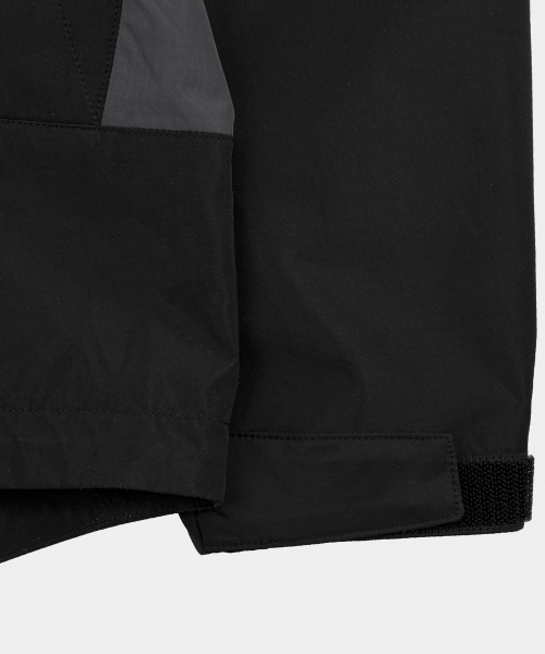 LETTERCOMO(レテルコモ)の「テックシェルフードジャケットブラック(ナイロンジャケット・レディース・ブラック・MEDIUM/LARGE)」の5枚目の写真