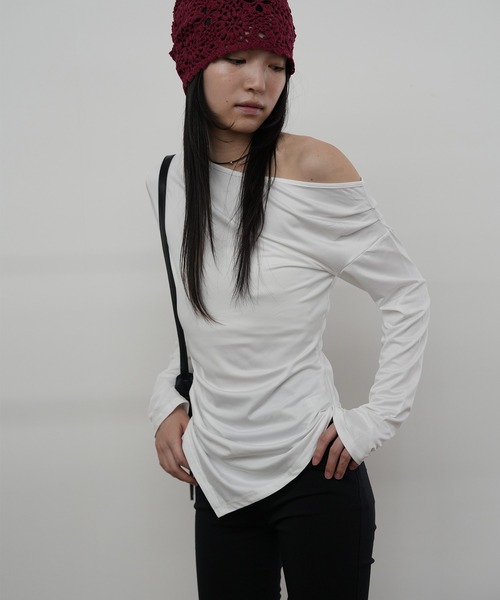 Kotoe（コトエ）の「オフショル アシメドレープカットソー（Tシャツ/カットソー・レディース・ワイン/ホワイト/ブラック・FREE）」の2枚目の写真