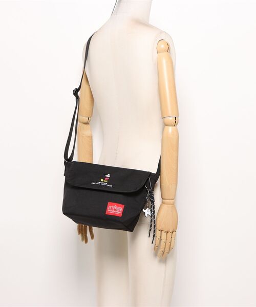 Manhattan Portage(マンハッタンポーテージ)の「Manhattan Portage/マンハッタンポーテージ ショルダーバック "ミッキー&フレンズ コレクション" NYLON MESSENGER BAG(XS)BACK POCKET W/DIVIDER MAGNET/MICKEY/26 MP1603DMMIC26M(ショルダーバッグ・メンズ・ブラック・FREE)」の5枚目の写真