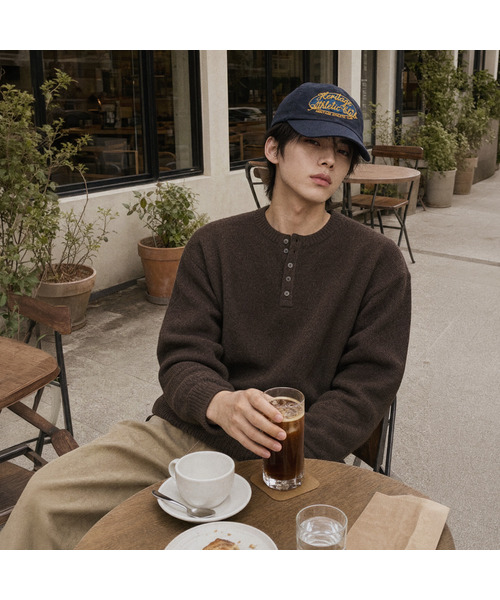 ANOLORCODE（アノローコード）の「エッセンシャル クロップドヘンリーネックニット (5color)（ニット/セーター・メンズ・ライトグレー/バーガンディー/ブラウン/ブラック/カーキ・MEDIUM/LARGE/X-LARGE）」の3枚目の写真