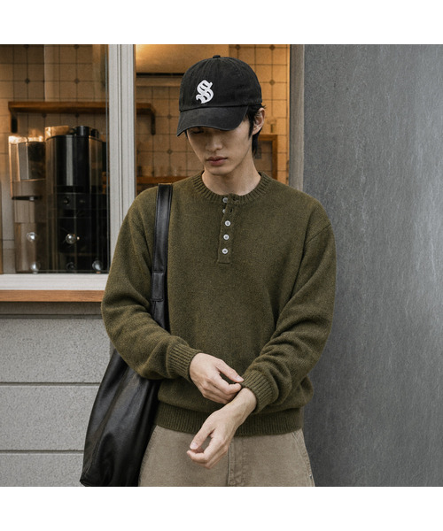 ANOLORCODE（アノローコード）の「エッセンシャル クロップドヘンリーネックニット (5color)（ニット/セーター・メンズ・ライトグレー/バーガンディー/ブラウン/ブラック/カーキ・MEDIUM/LARGE/X-LARGE）」の4枚目の写真