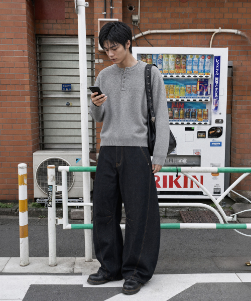 ANOLORCODE（アノローコード）の「エッセンシャル クロップドヘンリーネックニット (5color)（ニット/セーター・メンズ・ライトグレー/バーガンディー/ブラウン/ブラック/カーキ・MEDIUM/LARGE/X-LARGE）」の6枚目の写真