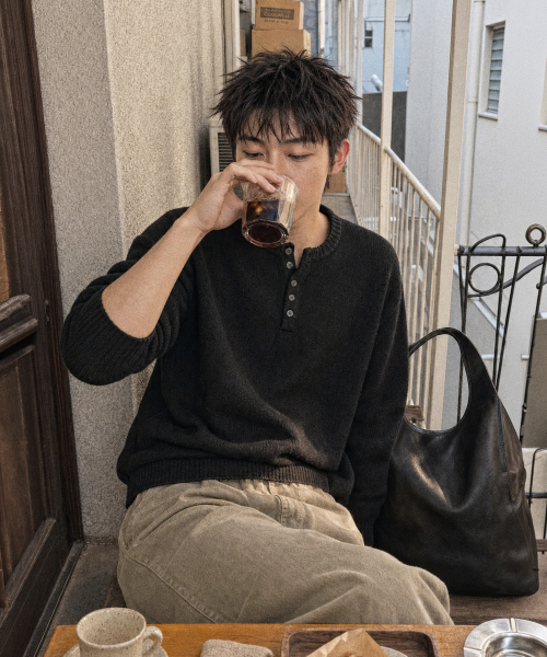ANOLORCODE（アノローコード）の「エッセンシャル クロップドヘンリーネックニット (5color)（ニット/セーター・メンズ・ライトグレー/バーガンディー/ブラウン/ブラック/カーキ・MEDIUM/LARGE/X-LARGE）」の11枚目の写真