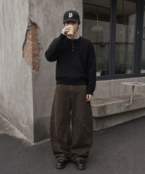 ANOLORCODE（アノローコード）の「エッセンシャル クロップドヘンリーネックニット (5color)（ニット/セーター・メンズ・ライトグレー/バーガンディー/ブラウン/ブラック/カーキ・MEDIUM/LARGE/X-LARGE）」の12枚目の写真