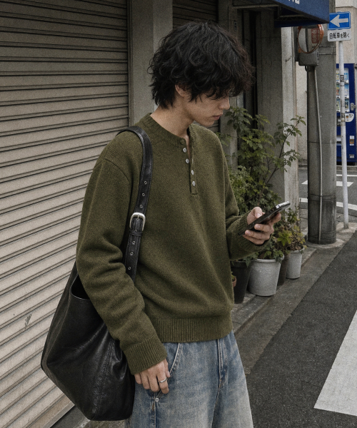 ANOLORCODE（アノローコード）の「エッセンシャル クロップドヘンリーネックニット (5color)（ニット/セーター・メンズ・ライトグレー/バーガンディー/ブラウン/ブラック/カーキ・MEDIUM/LARGE/X-LARGE）」の13枚目の写真