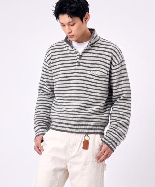 UNDEROFF（アンダーオフ）の「クロップドフィット ストライプ ハーフネック ウールニット アイボリー（ニット/セーター・レディース・アイボリー・MEDIUM/LARGE/X-LARGE）」の2枚目の写真