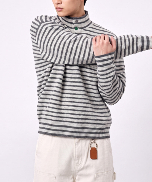 UNDEROFF（アンダーオフ）の「クロップドフィット ストライプ ハーフネック ウールニット アイボリー（ニット/セーター・レディース・アイボリー・MEDIUM/LARGE/X-LARGE）」の4枚目の写真