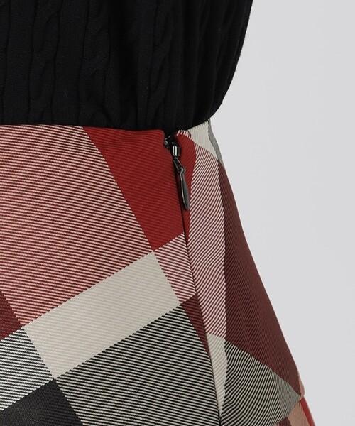 BLUE LABEL CRESTBRIDGE(ブルーレーベルクレストブリッジ)の「クレストブリッジチェックポリエステルビエラプリーツスカート(スカート・レディース・レッド/パープル系その他7・38/36)」の8枚目の写真