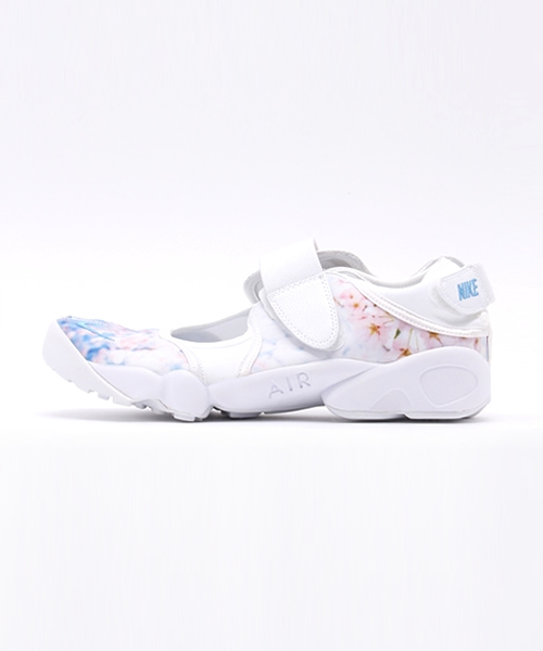 NIKE（ナイキ）の「NIKE エアリフトプリント（スニーカー・レディース・ライトホワイト・23/24/25）」の2枚目の写真