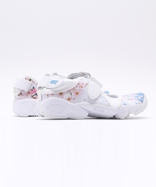 NIKE（ナイキ）の「NIKE エアリフトプリント（スニーカー・レディース・ライトホワイト・23/24/25）」の4枚目の写真