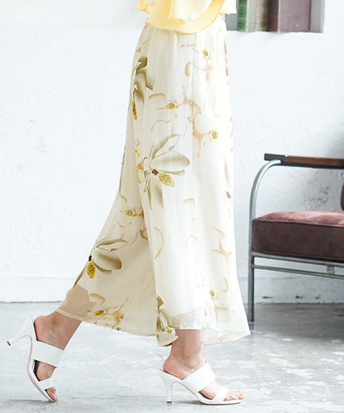 KOBE LETTUCE(コウベレタス)の「ウエストタックシフォンワイドフレアパンツ(その他パンツ・レディース・ベージュ/ネイビー/ブルー系その他/ブラック/サックスブルー/ピンク/オフホワイト/グレー/ラベンダー/ホワイト系その他/ホワイト系その他2/ブラック系その他/レッド/ブラック系その他2/ブルー系その他2/ブラウン/ブルー系その他3/マスタード/カーキ/ピンク系その他/イエロー系その他/ライトベージュ/ブラック系その他3/イエロー/ブルー系その他4/ドット/ブルー系その他5/ホワイト系その他3/ホワイト系その他4/レッド系その他/ミント/パープル/オレンジ/ブルー/モカ/ブラック系その他4/オレンジ系その他/ホワイト系その他5/グレイッシュベージュ/ブルー系その他6/ホワイト系その他6/ブラウン系その他/ベージュ系その他/グレー系その他/ブラック系その他5/ホワイト系その他7・FREE/M/L)」の4枚目の写真