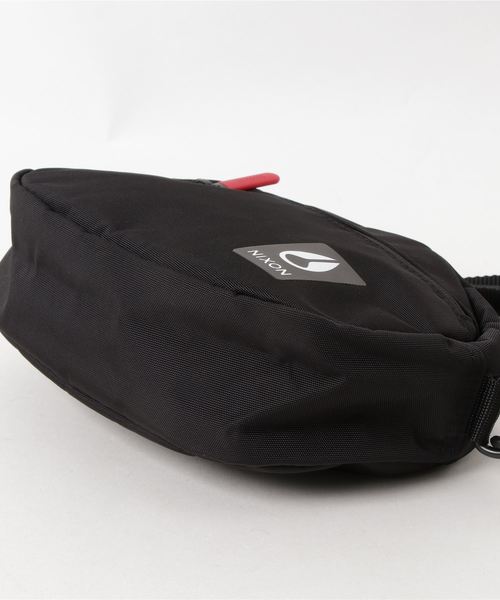 NIXON（ニクソン）の「PETTY SMALL SLING BAG（ショルダーバッグ