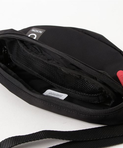 NIXON（ニクソン）の「PETTY SMALL SLING BAG（ショルダーバッグ・レディース・ブラック/カモフラージュ・ONE SIZE）」の5枚目の写真