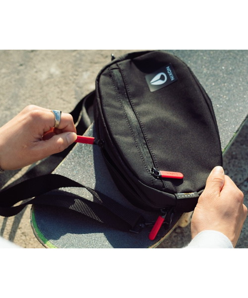 NIXON（ニクソン）の「PETTY SMALL SLING BAG（ショルダーバッグ・レディース・ブラック/カモフラージュ・ONE SIZE）」の2枚目の写真