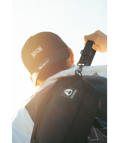 NIXON（ニクソン）の「PETTY SMALL SLING BAG（ショルダーバッグ・レディース・ブラック/カモフラージュ・ONE SIZE）」の6枚目の写真