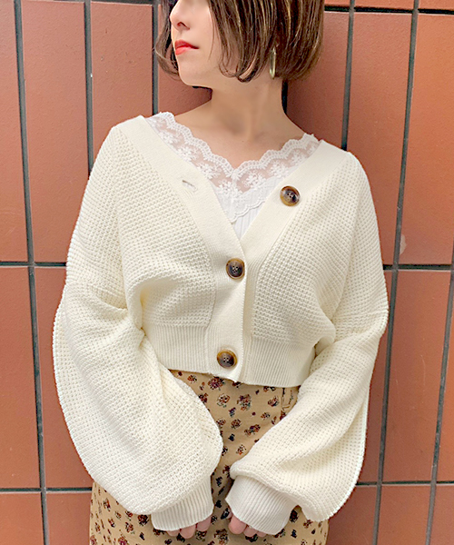 apres jour(アプレジュール)の「ワッフルVネックカーディガン【ZOZOTOWN限定アイテム】(カーディガン/ボレロ・レディース・スモークピンク/カーキ/ライトベージュ/ブルー/オフホワイト/ベージュ/ラベンダー/ライトグリーン・フリー)」の2枚目の写真