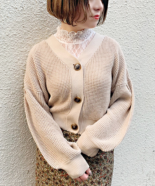 apres jour(アプレジュール)の「ワッフルVネックカーディガン【ZOZOTOWN限定アイテム】(カーディガン/ボレロ・レディース・スモークピンク/カーキ/ライトベージュ/ブルー/オフホワイト/ベージュ/ラベンダー/ライトグリーン・フリー)」の4枚目の写真