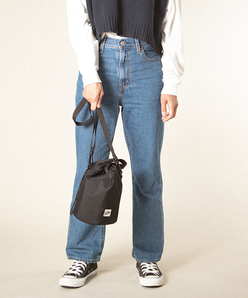 Drifter（ドリフター）の「DRAWSTRING POUCH／ドローストリングポーチ（ショルダーバッグ・レディース・ケリーグリーン/ブラック/レオパード/グレー/パープル/タン/ピンク/ターコイズブルー/その他1/その他2/ベージュ系その他/ネイビー/ダークブラウン/アニマル/ベージュ系/ブラック系その他/ブラウン系その他/ブラック×ブラック/ネイビー系/ダークグリーン/ブルー/ブラウン×イエロー/レモンイエロー/ネイビー×ホワイト/ゼブラ/ホワイト系その他/グリーン系その他/ブラック系その他2/ベビーピンク/サックスブルー/ライム/バーガンディー/グリーン系カモフラージュ/ドット/ピーコックグリーン系・FREE）」の4枚目の写真