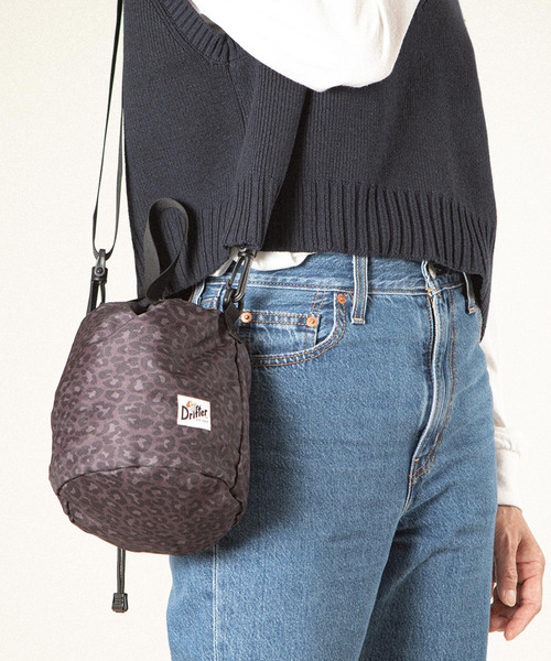 Drifter（ドリフター）の「DRAWSTRING POUCH／ドローストリングポーチ（ショルダーバッグ・レディース・ケリーグリーン/ブラック/レオパード/グレー/パープル/タン/ピンク/ターコイズブルー/その他1/その他2/ベージュ系その他/ネイビー/ダークブラウン/アニマル/ベージュ系/ブラック系その他/ブラウン系その他/ブラック×ブラック/ネイビー系/ダークグリーン/ブルー/ブラウン×イエロー/レモンイエロー/ネイビー×ホワイト/ゼブラ/ホワイト系その他/グリーン系その他/ブラック系その他2/ベビーピンク/サックスブルー/ライム/バーガンディー/グリーン系カモフラージュ/ドット/ピーコックグリーン系・FREE）」の5枚目の写真