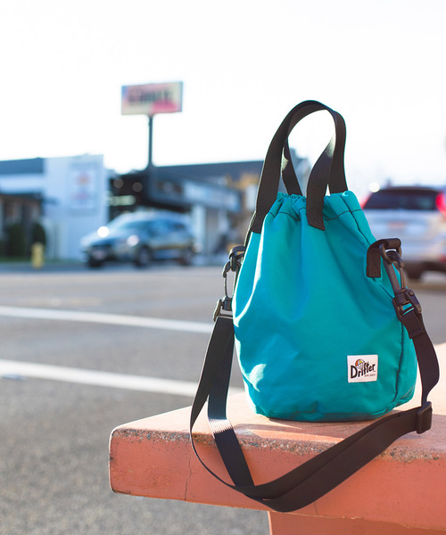 Drifter（ドリフター）の「DRAWSTRING POUCH／ドローストリングポーチ（ショルダーバッグ・レディース・ケリーグリーン/ブラック/レオパード/グレー/パープル/タン/ピンク/ターコイズブルー/その他1/その他2/ベージュ系その他/ネイビー/ダークブラウン/アニマル/ベージュ系/ブラック系その他/ブラウン系その他/ブラック×ブラック/ネイビー系/ダークグリーン/ブルー/ブラウン×イエロー/レモンイエロー/ネイビー×ホワイト/ゼブラ/ホワイト系その他/グリーン系その他/ブラック系その他2/ベビーピンク/サックスブルー/ライム/バーガンディー/グリーン系カモフラージュ/ドット/ピーコックグリーン系・FREE）」の21枚目の写真