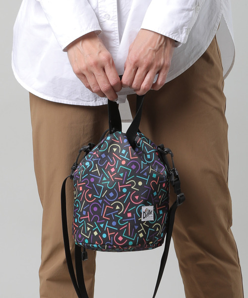 Drifter（ドリフター）の「DRAWSTRING POUCH／ドローストリングポーチ（ショルダーバッグ・レディース・ケリーグリーン/ブラック/レオパード/グレー/パープル/タン/ピンク/ターコイズブルー/その他1/その他2/ベージュ系その他/ネイビー/ダークブラウン/アニマル/ベージュ系/ブラック系その他/ブラウン系その他/ブラック×ブラック/ネイビー系/ダークグリーン/ブルー/ブラウン×イエロー/レモンイエロー/ネイビー×ホワイト/ゼブラ/ホワイト系その他/グリーン系その他/ブラック系その他2/ベビーピンク/サックスブルー/ライム/バーガンディー/グリーン系カモフラージュ/ドット/ピーコックグリーン系・FREE）」の6枚目の写真