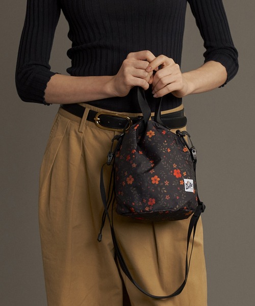 Drifter(ドリフター)の「DRAWSTRING POUCH/ドローストリングポーチ(ショルダーバッグ・レディース・ケリーグリーン/ブラック/レオパード/グレー/パープル/タン/ピンク/ターコイズブルー/その他1/その他2/ベージュ系その他/ネイビー/ダークブラウン/アニマル/ベージュ系/ブラック系その他/ブラウン系その他/ブラック×ブラック/ネイビー系/ダークグリーン/ブルー/ブラウン×イエロー/レモンイエロー/ネイビー×ホワイト/ゼブラ/ホワイト系その他/グリーン系その他/ブラック系その他2/ベビーピンク/サックスブルー/ライム/バーガンディー/グリーン系カモフラージュ/ドット/ピーコックグリーン系/ブラックミックス・FREE)」の4枚目の写真