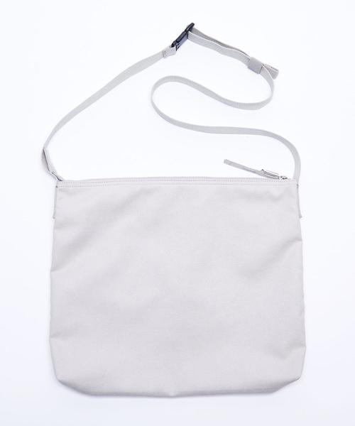 BEAUTY&YOUTH UNITED ARROWS(ビューティーアンドユースユナイテッドアローズ)の「BY ライトファブリック ショルダー(ショルダーバッグ・メンズ・ベージュ/ブラック/ライトグレー・FREE)」の1枚目の写真