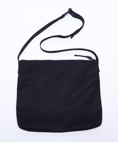 BEAUTY&YOUTH UNITED ARROWS(ビューティーアンドユースユナイテッドアローズ)の「BY ライトファブリック ショルダー(ショルダーバッグ・メンズ・ベージュ/ブラック/ライトグレー・FREE)」の2枚目の写真