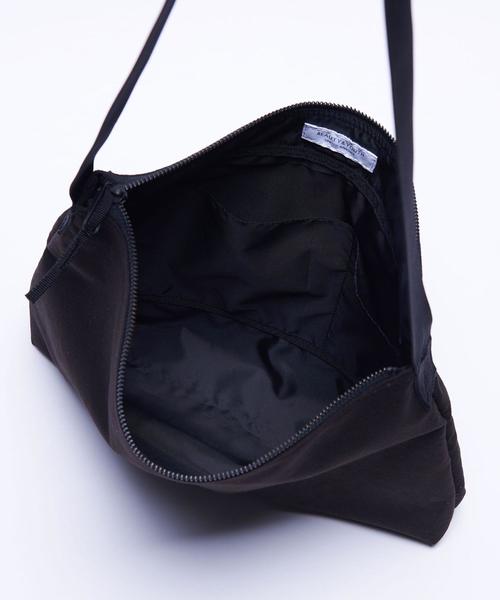 BEAUTY&YOUTH UNITED ARROWS(ビューティーアンドユースユナイテッドアローズ)の「BY ライトファブリック ショルダー(ショルダーバッグ・メンズ・ベージュ/ブラック/ライトグレー・FREE)」の4枚目の写真