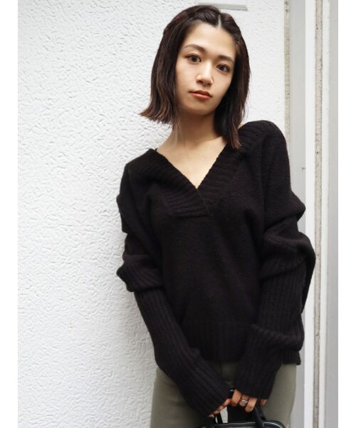 EMODA(エモダ)の「ディープVネック2WAYニット(ニット/セーター・レディース・ブラック/ブルー/パープル/ベージュ・FREE)」の10枚目の写真