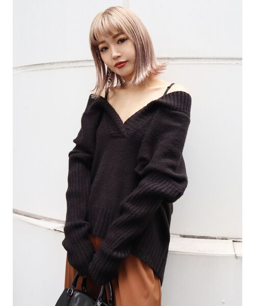 EMODA(エモダ)の「ディープVネック2WAYニット(ニット/セーター・レディース・ブラック/ブルー/パープル/ベージュ・FREE)」の12枚目の写真