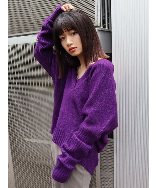 EMODA(エモダ)の「ディープVネック2WAYニット(ニット/セーター・レディース・ブラック/ブルー/パープル/ベージュ・FREE)」の18枚目の写真