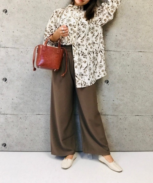 TEVALT(ヴァレット)の「フラワープリント スタンドカラー ブラウス (別注プリント)(シャツ/ブラウス・レディース・アイボリー/チャコールグレー・38)」の9枚目の写真