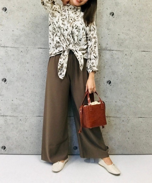 TEVALT(ヴァレット)の「フラワープリント スタンドカラー ブラウス (別注プリント)(シャツ/ブラウス・レディース・アイボリー/チャコールグレー・38)」の10枚目の写真